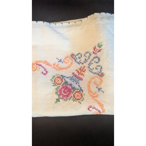 Vintage Hand-Embroidered Muslin Table Runner Floral  Bow Design Scalloped Edge - Picture 7 of 7